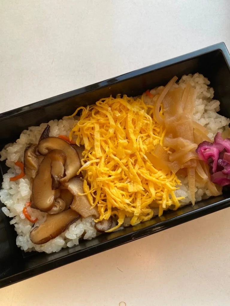 春の彩りちらし