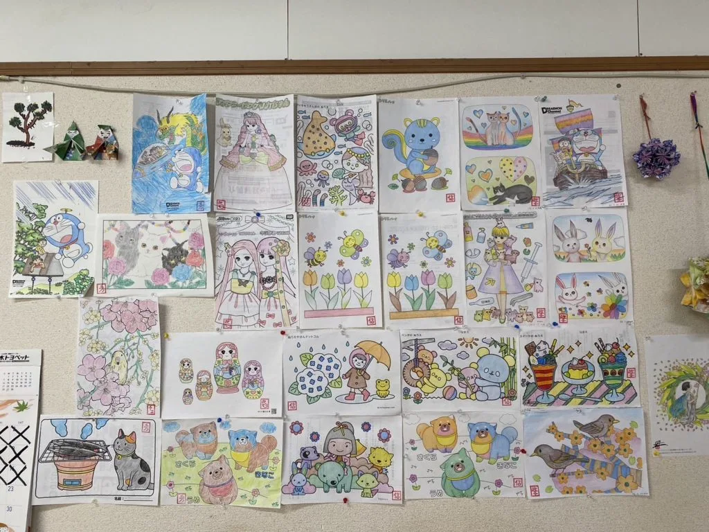 塗り絵部、大活躍 かなやまの里デイサービス