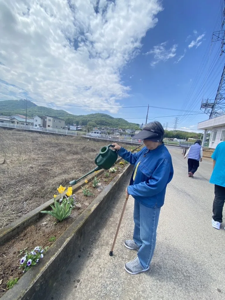 日光浴・水やり かなやまの里デイサービス
