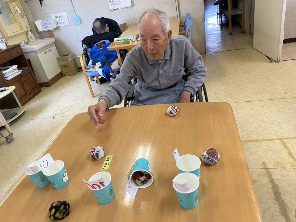 お手玉をカップに入れる
かなやまの里デイサービス