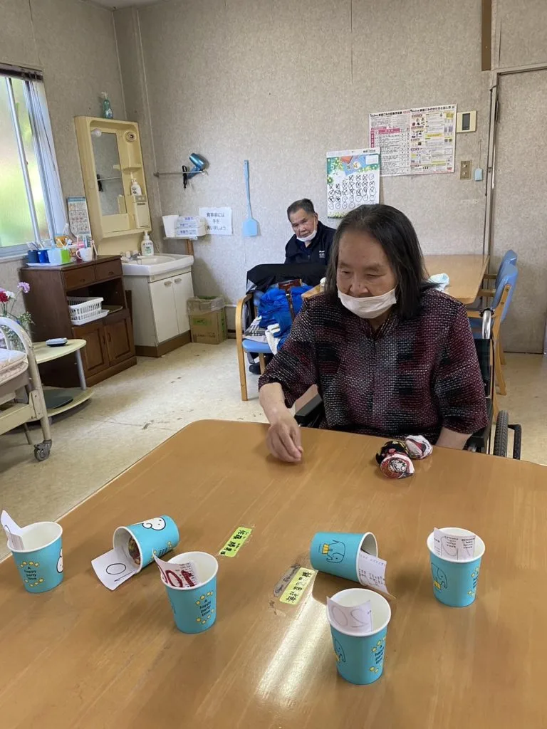 お手玉をカップに入れる
かなやまの里デイサービス