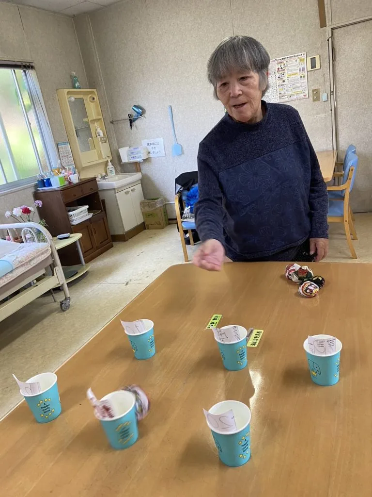 お手玉をカップに入れる
かなやまの里デイサービス