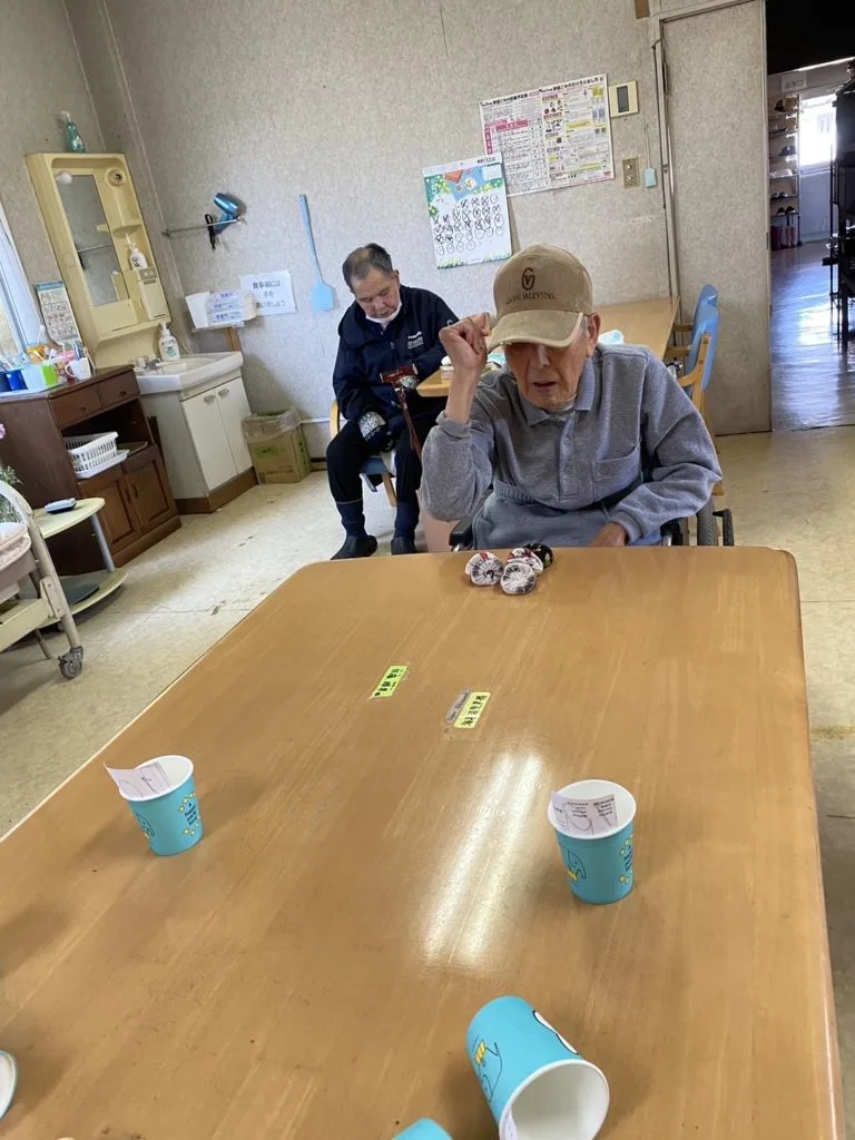 お手玉をカップに入れる
かなやまの里デイサービス