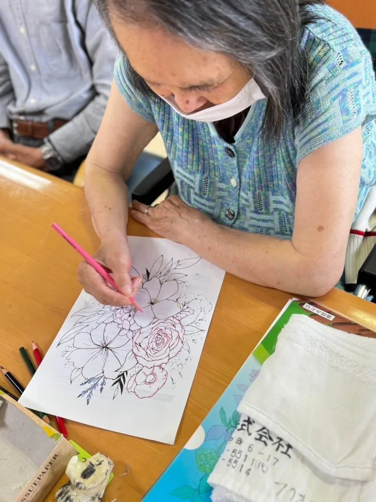 塗り絵部活躍 かなやまの里デイサービス