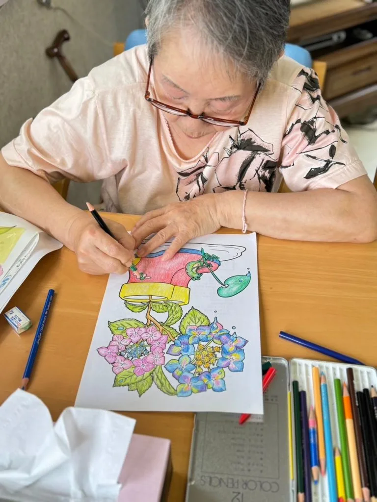 塗り絵部活躍 かなやまの里デイサービス