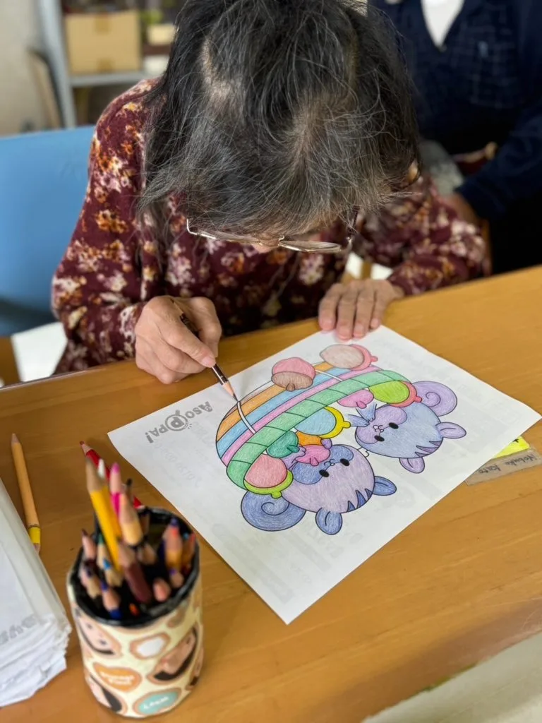 塗り絵部活躍 かなやまの里デイサービス